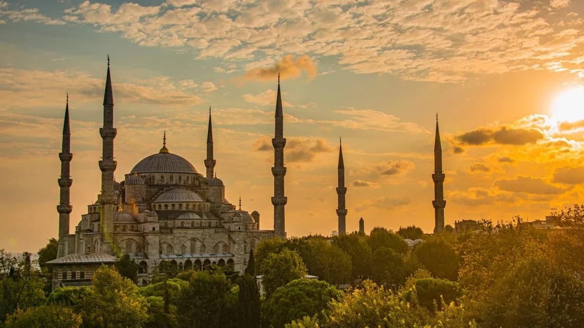 Mevlid Kandili 2025: Tarihi, Önemi ve Yapılacak İbadetler