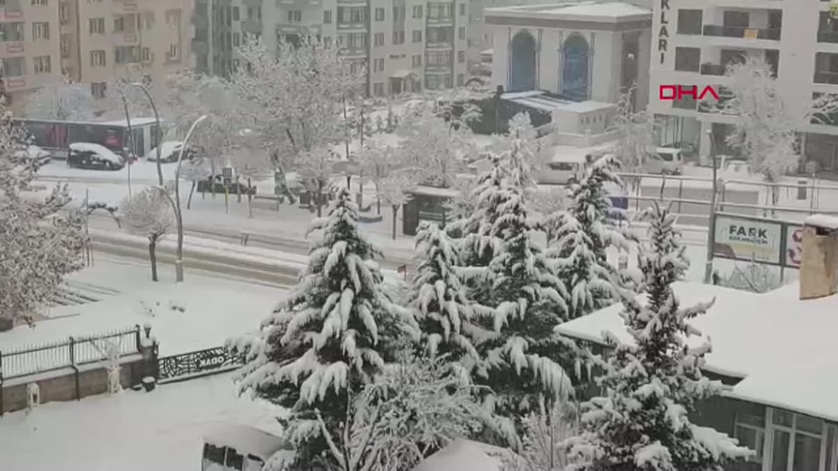 Van’da 143 Yerleşim Yeri Ulaşıma Kapandı