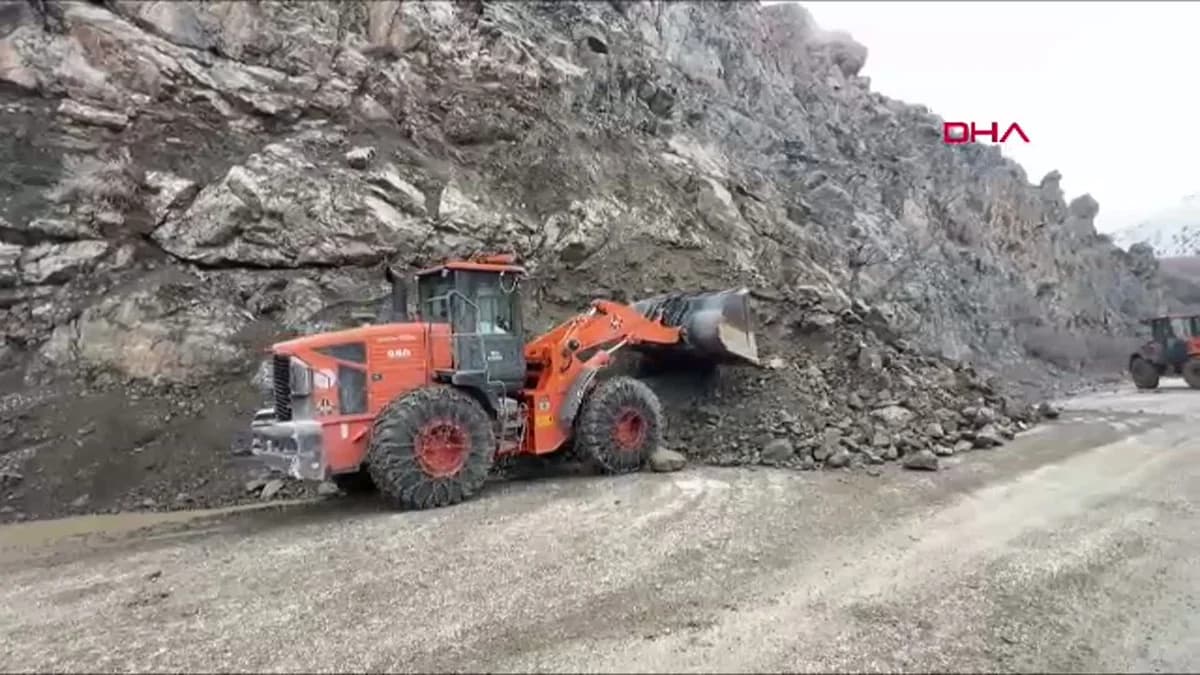 Yüksekova’da Heyelan Nedeniyle Kapanan Yol Yeniden Ulaşıma Açıldı