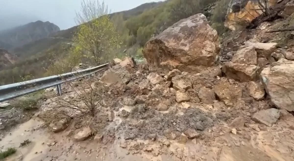 Sivas’ta Sağağn Etkili Oldu: Köy Yolları Heyelan Nedeniyle Kapandı
