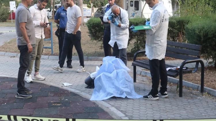 Antalya’da parkta bankta bulunan 27 yaşındaki genç hayatını kaybetti