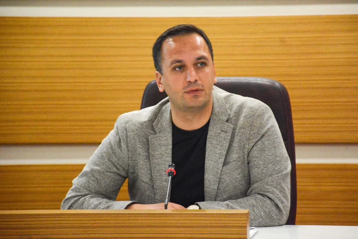 Bornova Belediye Başkanı Gözaltına Alındı: Dolandırıcılık ve Sahtecilik Suçlamaları