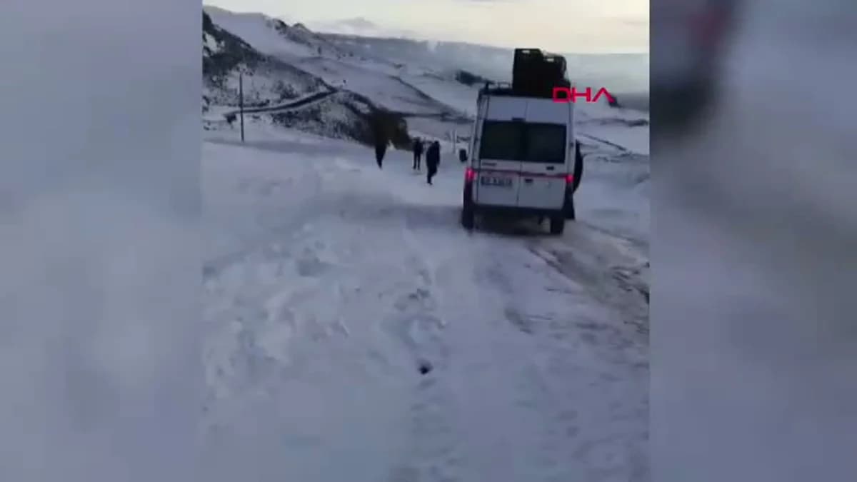 Kars’ta Yoğun Kar ve Tipi 10 Aracı Yolda Mahsur Bıraktı