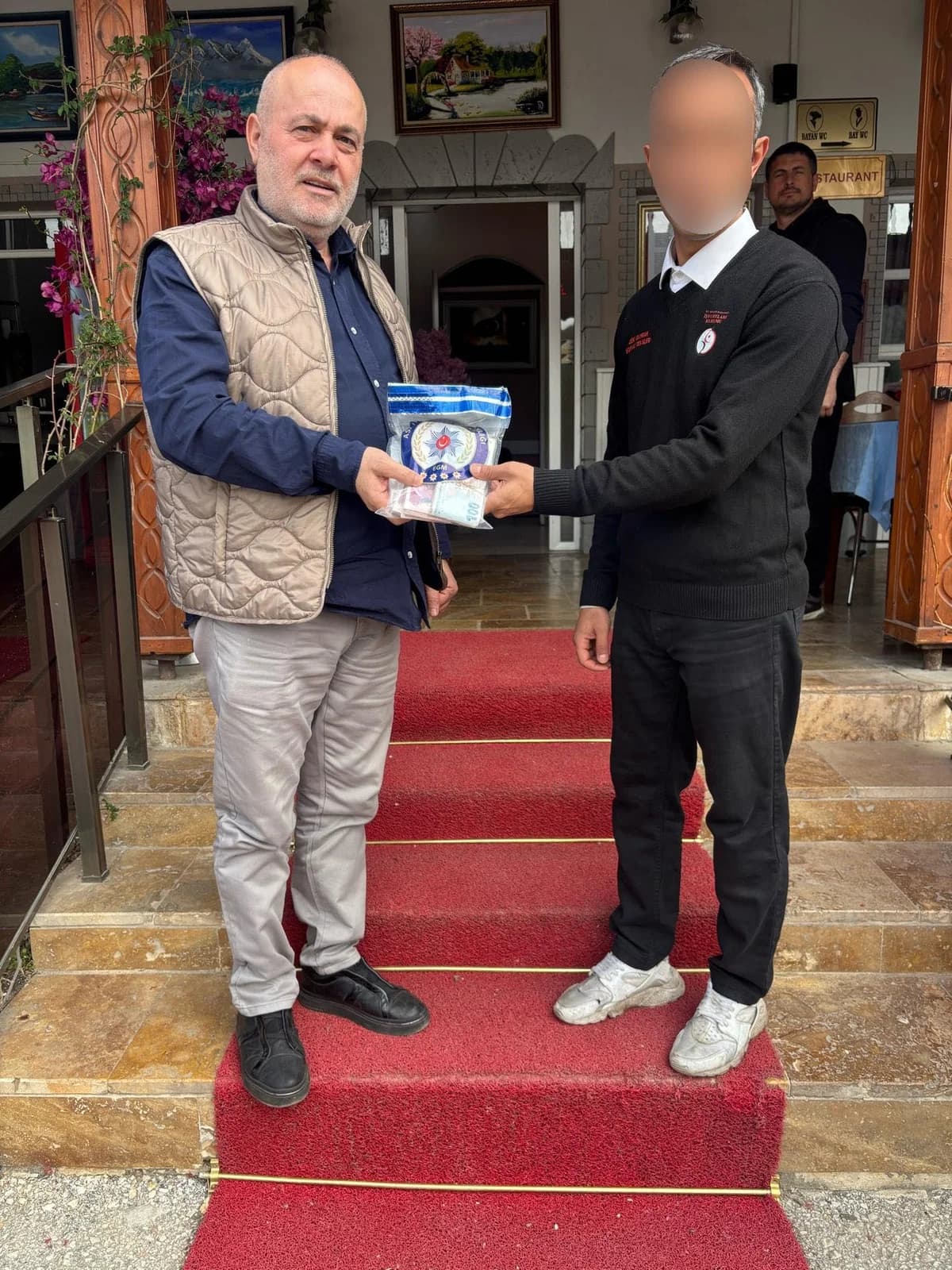 Hükümlü Garsonun Dürüst Davranışı Takdirle Karşılandı