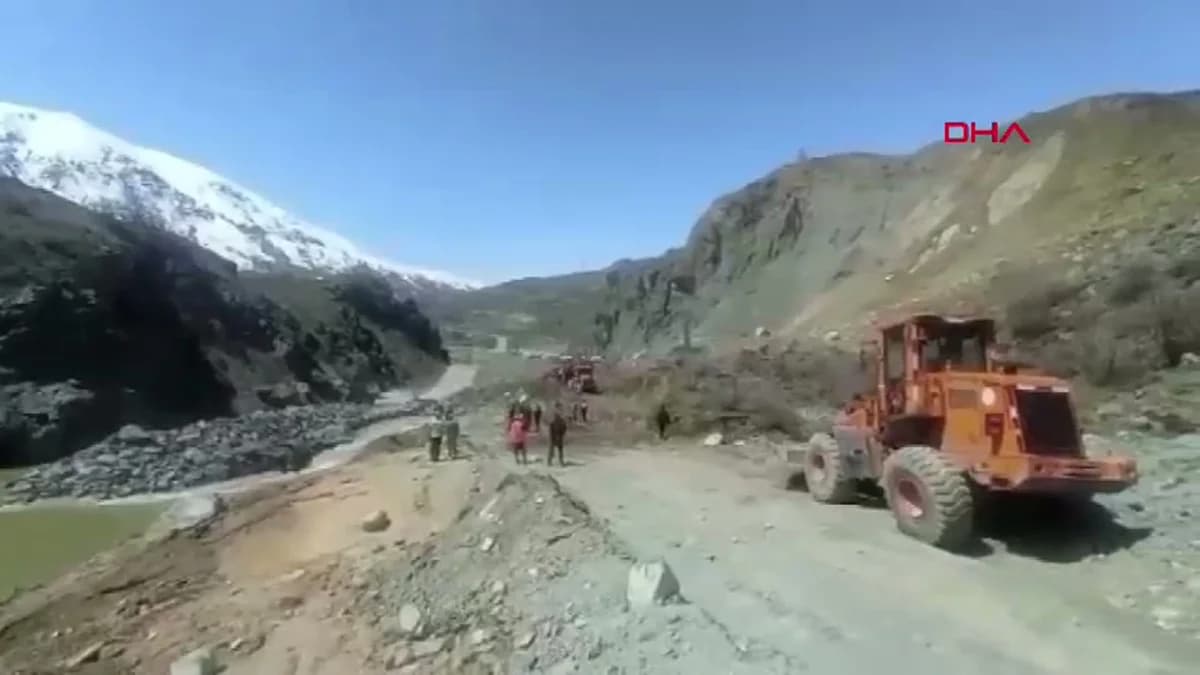 Hakkari-Van Kara Yolunda Heyelan Çalışmaları Devam Ediyor