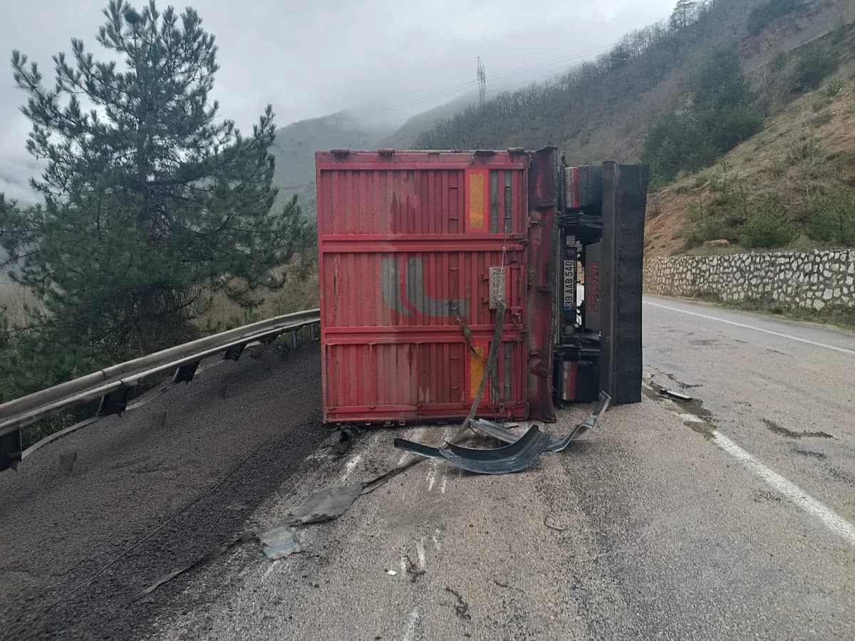 Bolu’da Feci Kaza: Kömür Yüklü TIR Devrildi, Sürücü Yaralandı