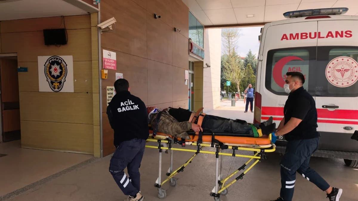 Hafif Ticari Araç Motosiklet Sürücüsüne Çarptı: Ciddi Yaralanma