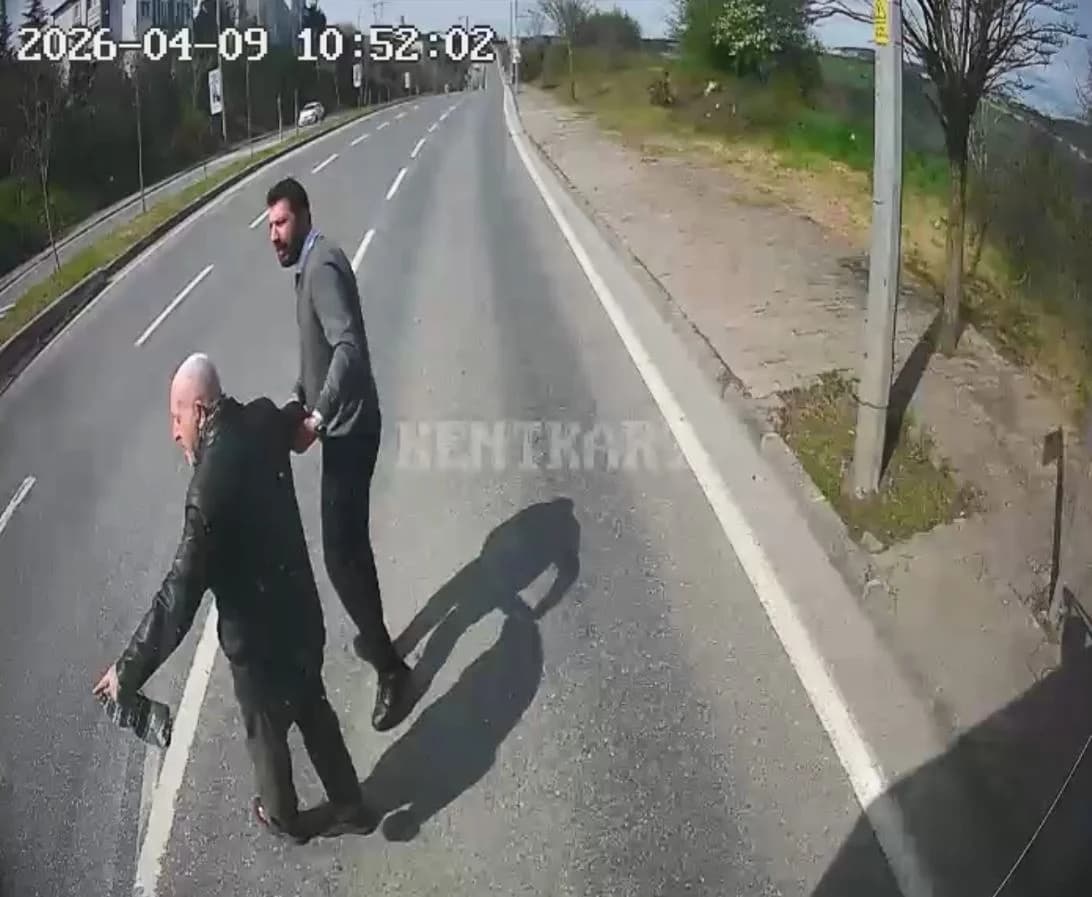 Kocaeli’de Duyarlı Otobüs Şoförü Yaşlı Adamın Yanında