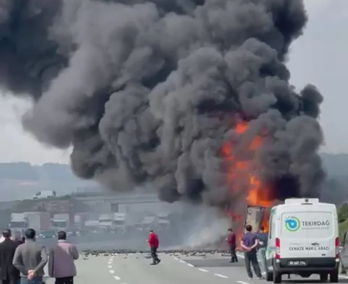 İstanbul Çatalca’da TIR Yangını; Kuzey Marmara Otoyolu Trafiğe Kapandı