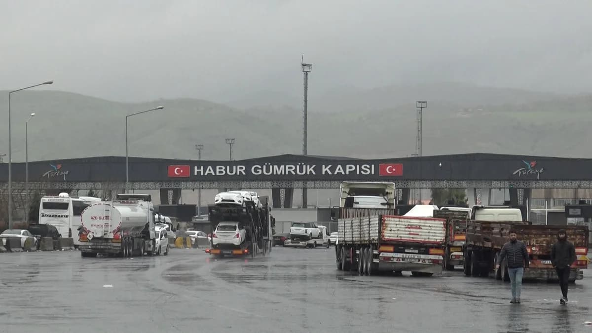 Habur Sınır Kapısı’nda Ticaret Trafigi Kesintisiz Sürüyor