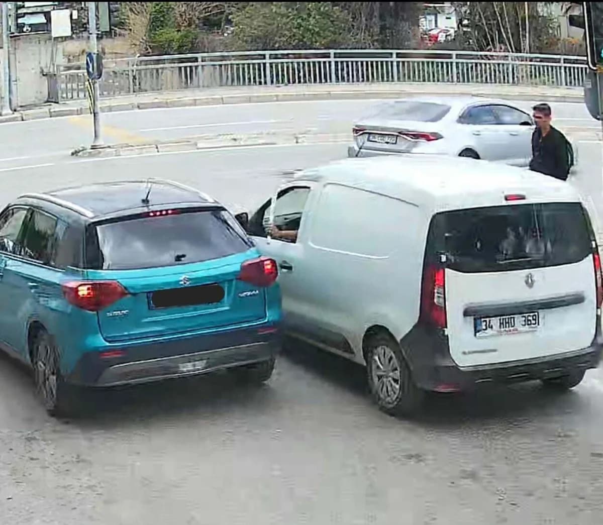 İzmir’de Beyzbol Sopalı Trafik Saldırısı Güvenlik Kamerasında
