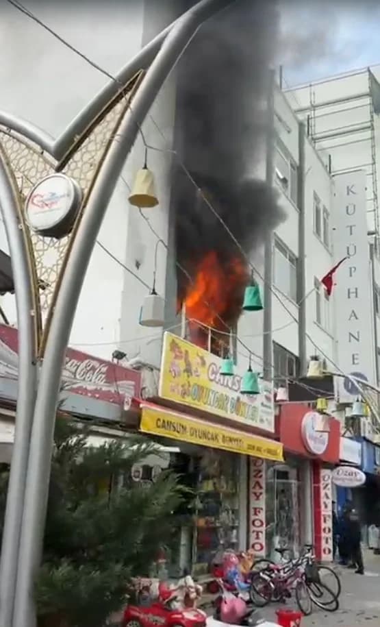 İskenderun’da Oyuncak Dükkanında Yangın Paniği