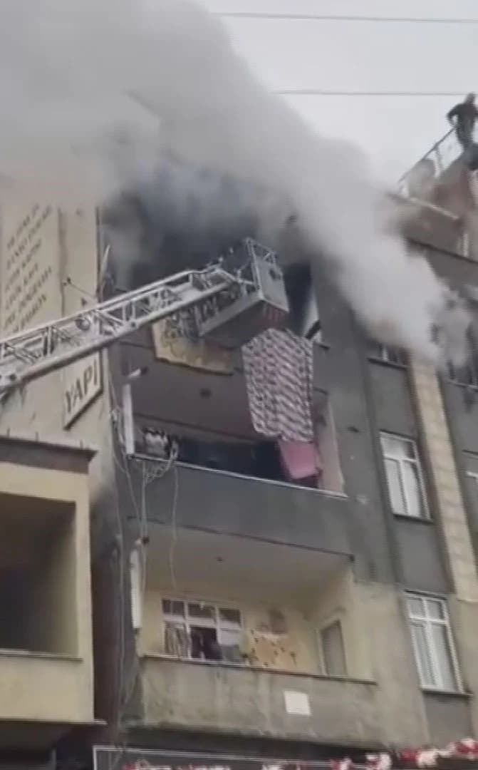 Küçükçekmece’de 5 Katlı Binada Yangın: 5 Kişi Dumandan Etkilendi