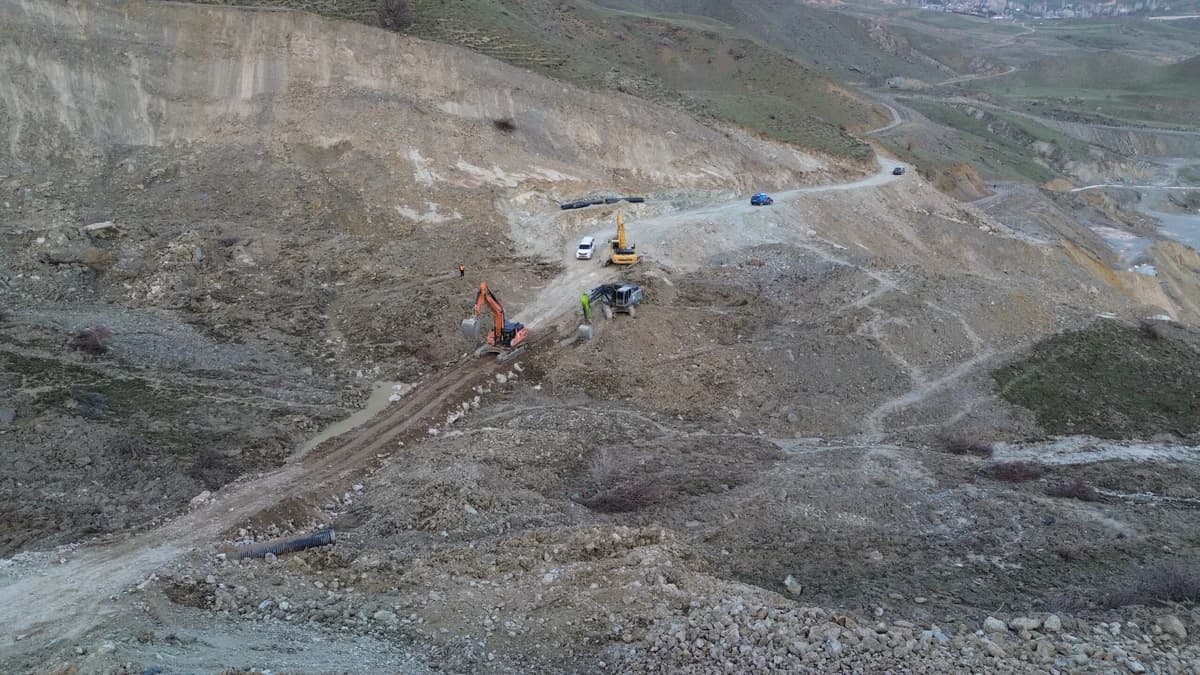 Hakkari-Van Karayolu Heyelan Sonrası Kontrollü Olarak Açıldı: İşte Detaylar