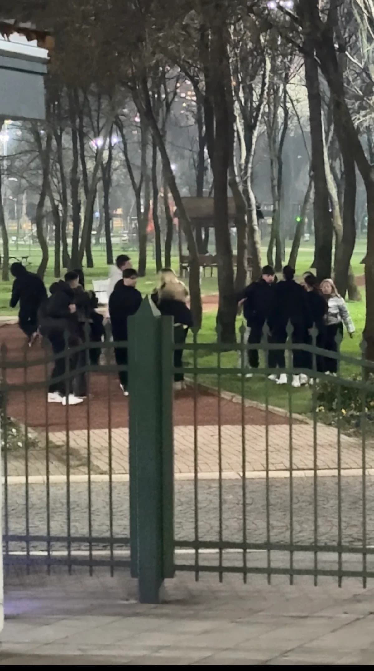 Kağıthane’de Lise Öğrencileri Arasında Tekmeli Yumruklu Kavga