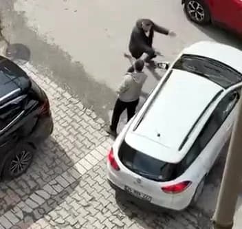 Avcılar’da Ters Yön Kavgası: Sinirli Sürücü Mahallelinin Üzerine Yürüdü