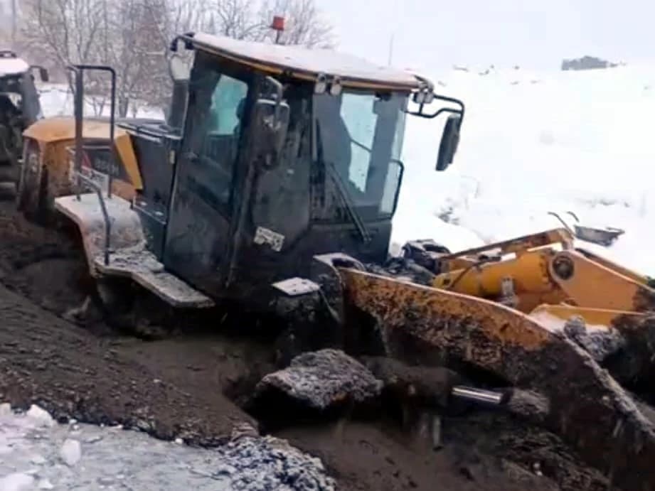 Bitlis’te İş Makinesi Çamura Saplandı, Ekipler Hızla Müdahale Etti