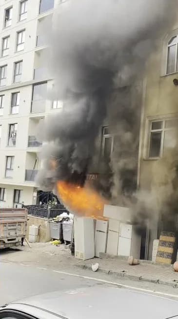 Gaziosmanpaşa’da Hurdacıda Yangın: Mahsur Kalanlar Duvarı Delerek Kurtuldu