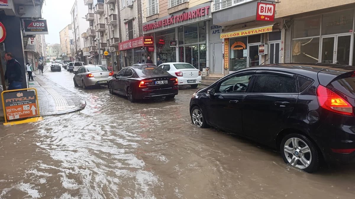 Uzunköprü’de Sağanak Yağış; Caddeler Adeta Göl Oldu