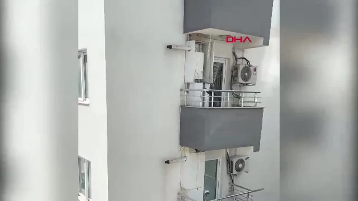 Mersin’de Balkona Takılan Güvercin Kurtarıldı