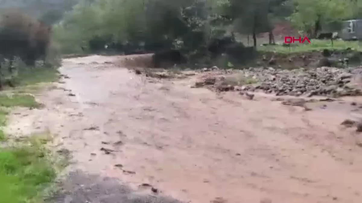 Gaziantep’te Sağanak Yağışla Yollar Göl Oldu