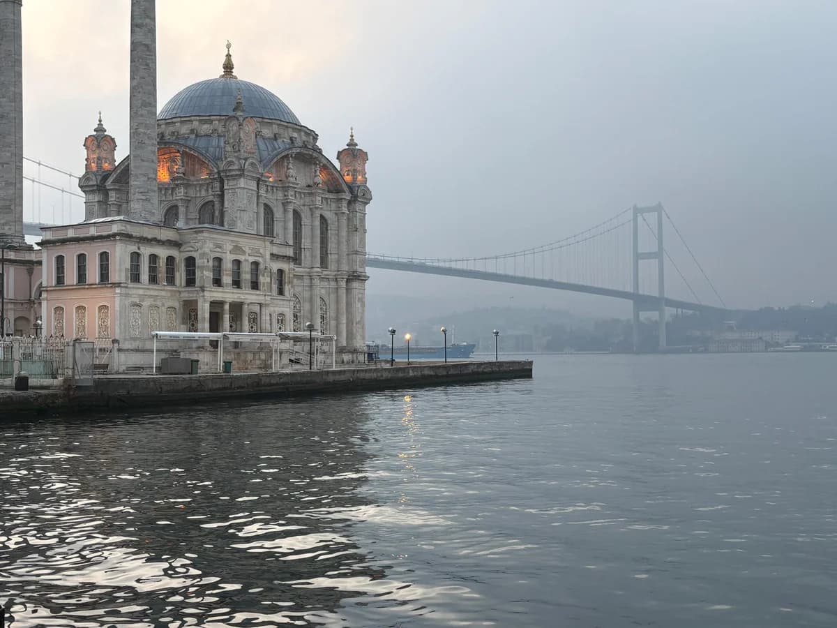 İstanbul Boğazı’nda Görüş Mesafesi Düşüyor: Sis Uyarısı
