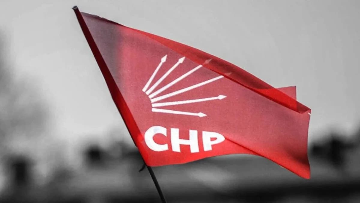 CHP’de Olağanüstü Kurultay Heyecanı: Özgür Özel Delegelerin Karşısında