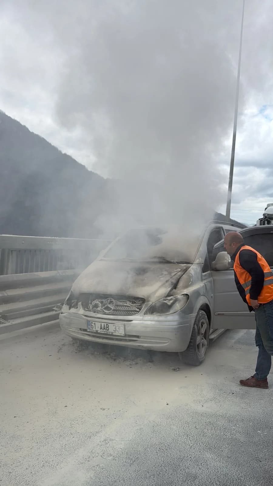 Bolu’da Motor Kısmından Alev Alan Minibüs Kullanılamaz Hale Geldi
