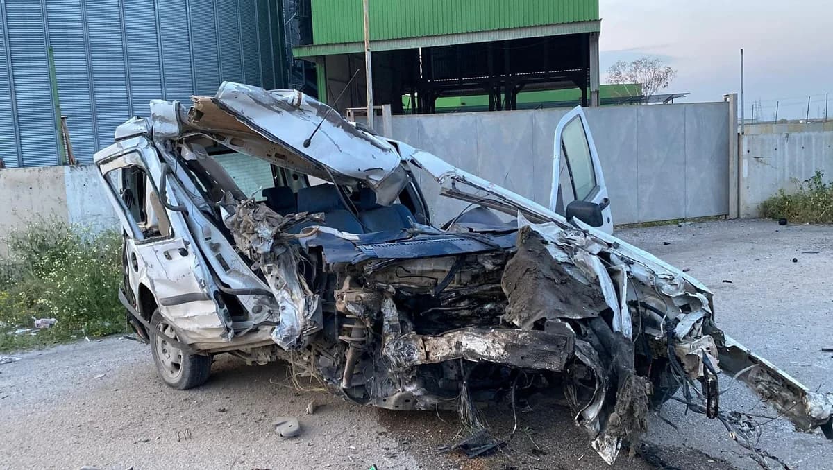 Ceyhan’da İstinat Duvarına Çarpan Hafif Ticari Aracın Sürücüsü Ağır Yaralandı