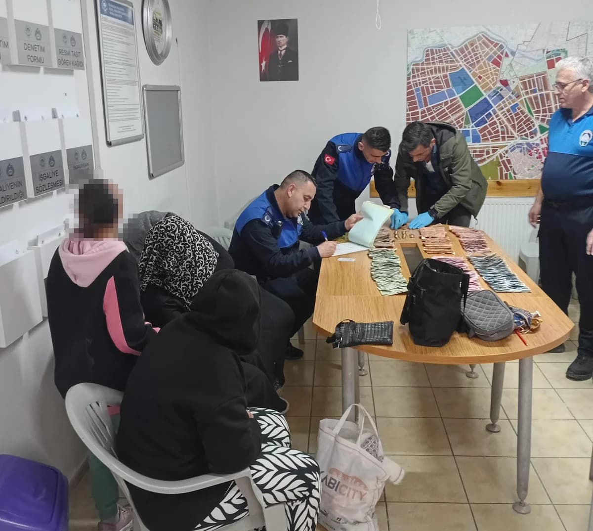 Engelli Çocukla Dilencilik Yapan İki Kadın Suçüstü Yakalandı