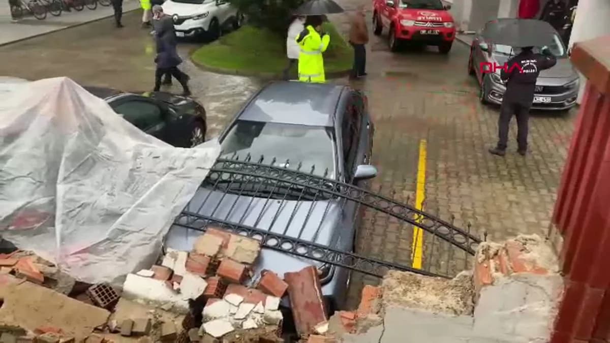 Aydın’da Yağmur Sonrası İstinat Duvarı Çöktü, 4 Araç Zarar Gördü