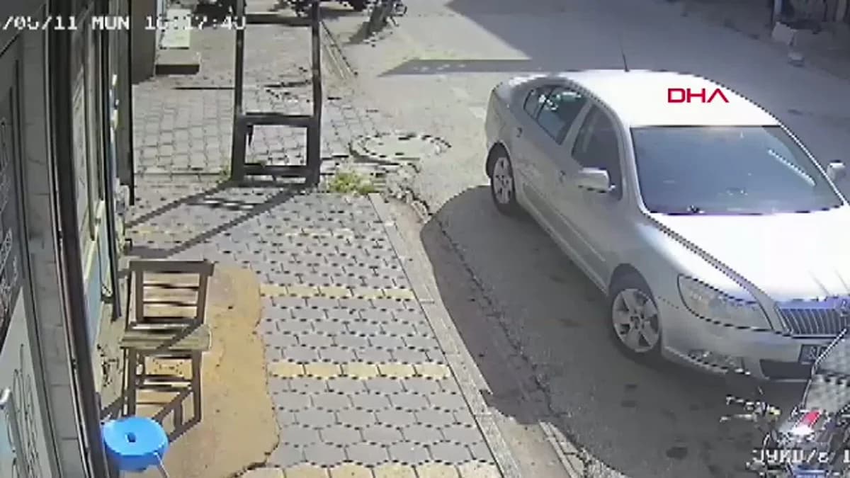 Adana’da Kan Donduran Kaza: Otomobil Önce Araca, Sonra Çocuğa Çarptı! O Anlar Kamerada