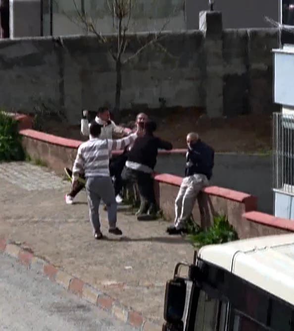 Mahalledeki Gençler, Tekerlekli Sandalyedeki Baba Oğlunu Azarlayınca Müdahale Etti