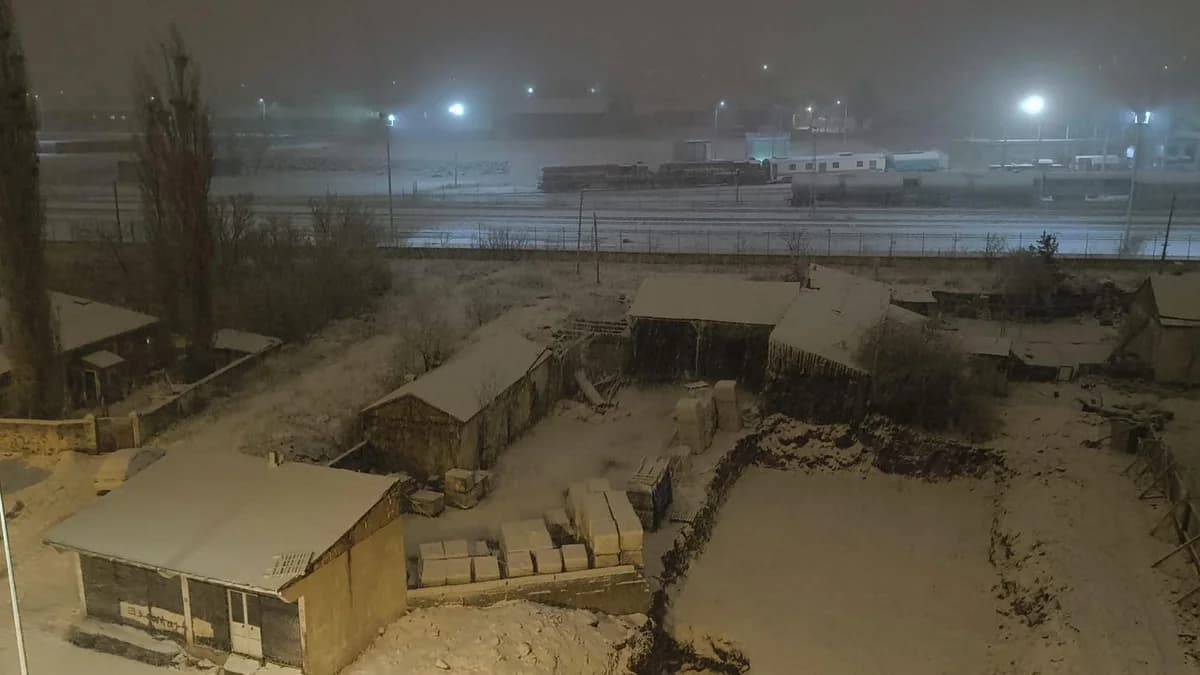 Kars’a Bahar Müjdesi Değil, Kar Müjdesi! Beyaz Örtü Şehri Sardı