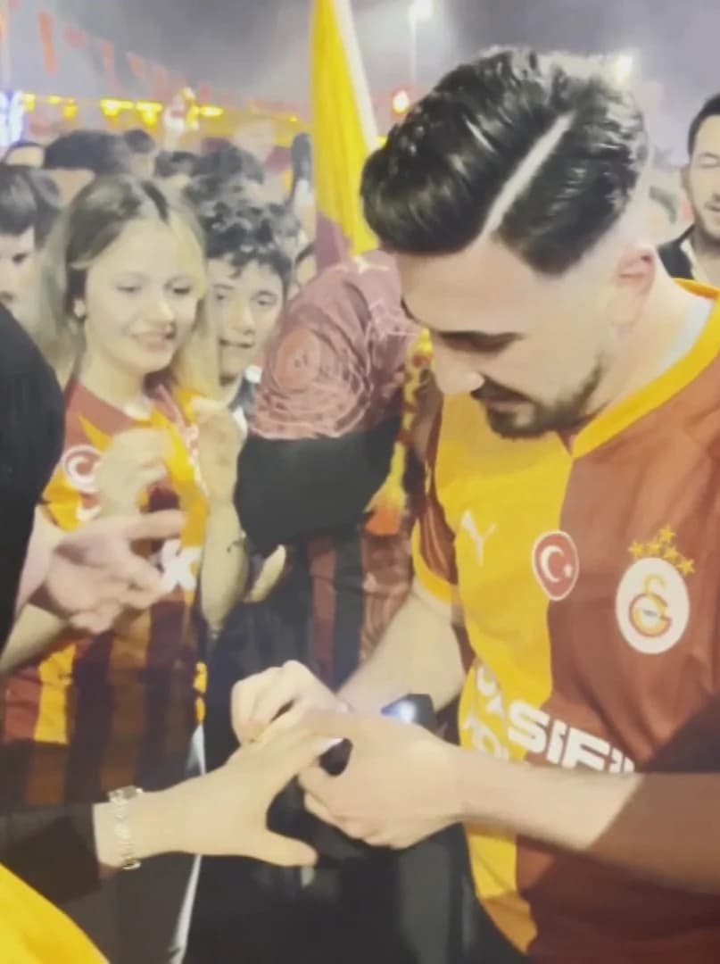 Şampiyonluk Sevinci Evliliğe Götürdü: Galatasaraylı Taraftar, Kutlamada Sevgilisine Romantik Teklif!