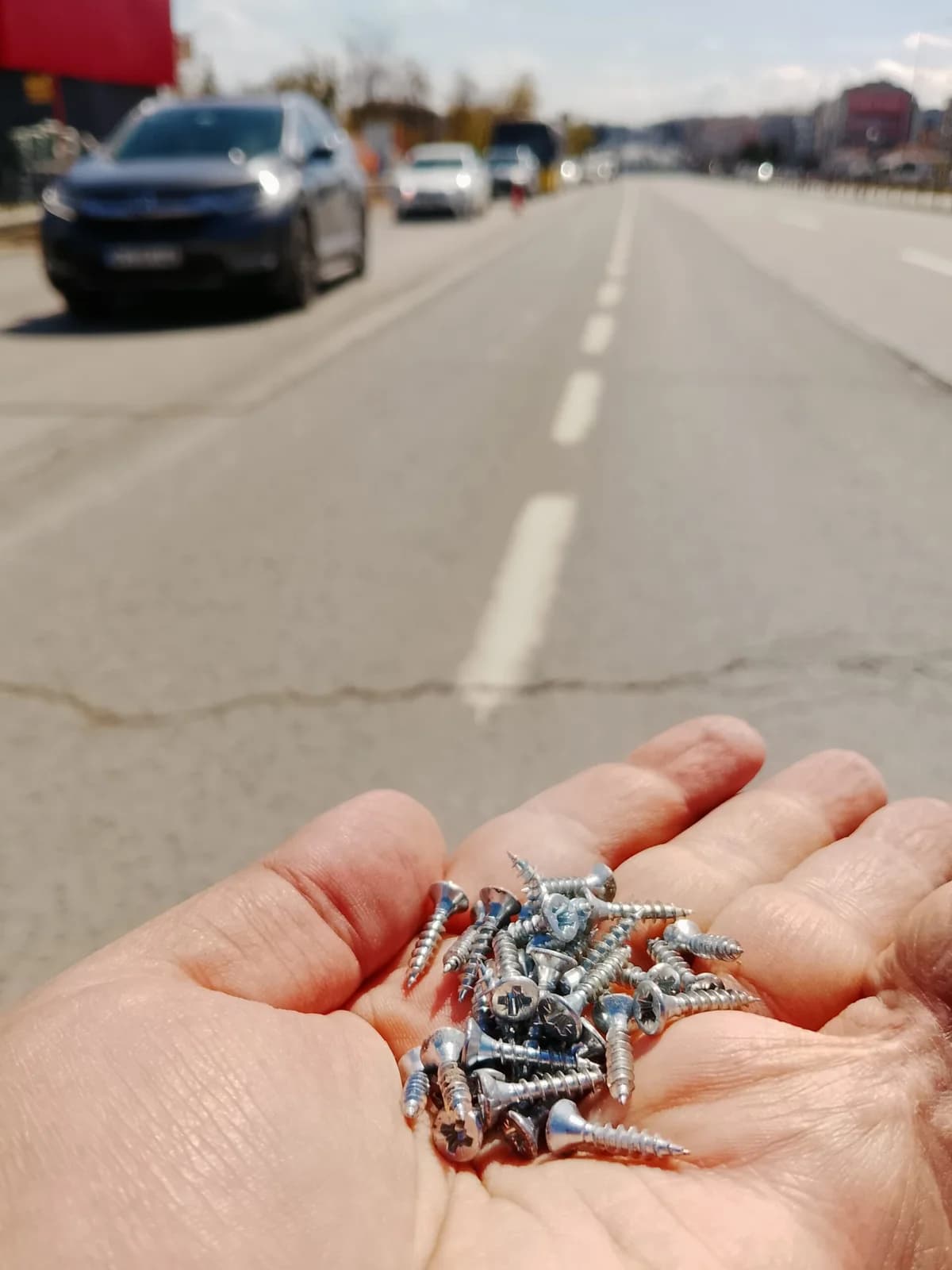 Silivri’de Kâbus Gibi Trafik: Kamyondan Dökülen Vidalar Yolu Kapattı, Uzun Kuyruklar Oluştu