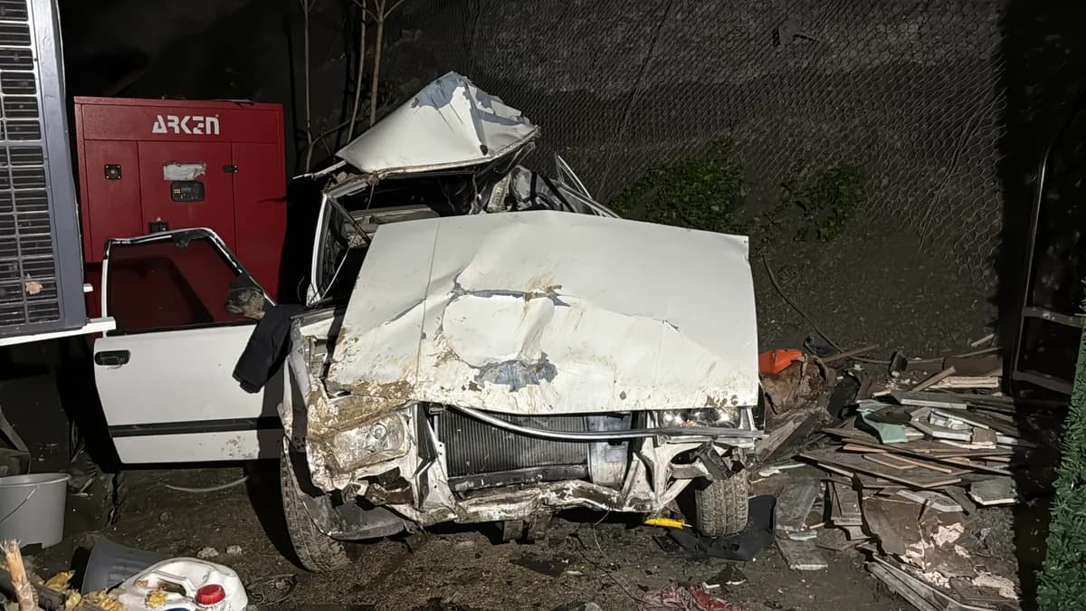 Apartman Bahçesine Uçan Otomobilden Atlayıp Kurtuldular: 2 Yaralı