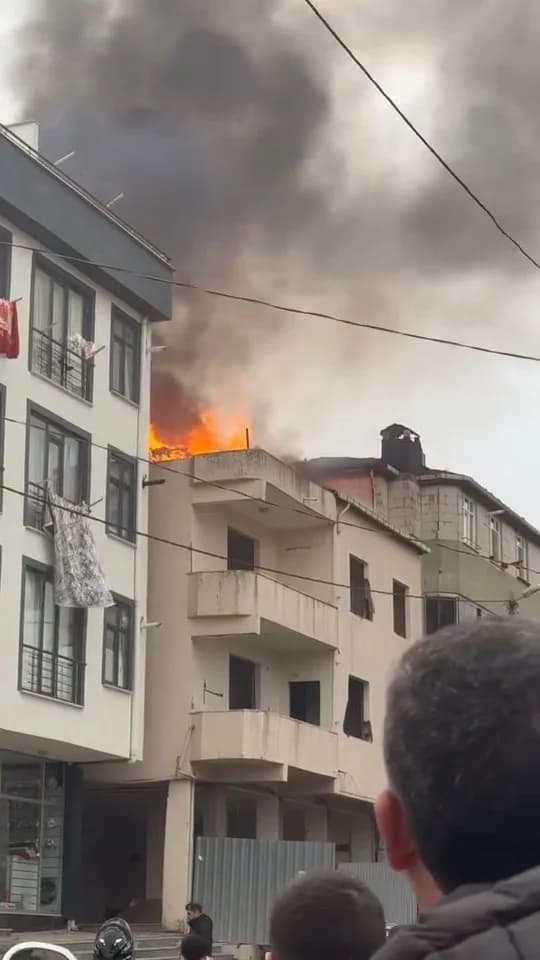 Sultanbeyli’deki Yangın, Yan Bina ile Korku Dolu Anlar Yaşattı