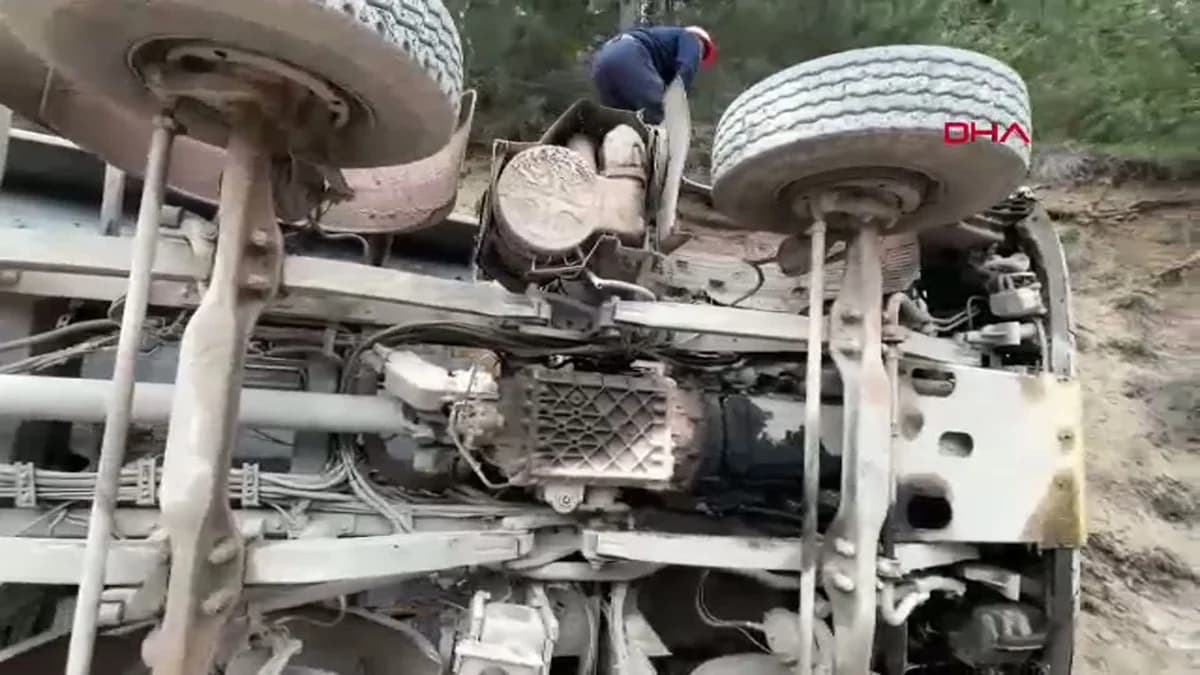 Bolu’da Feci Kaza: Kum yüklü kamyon devrildi, sürücü hayatını kaybetti