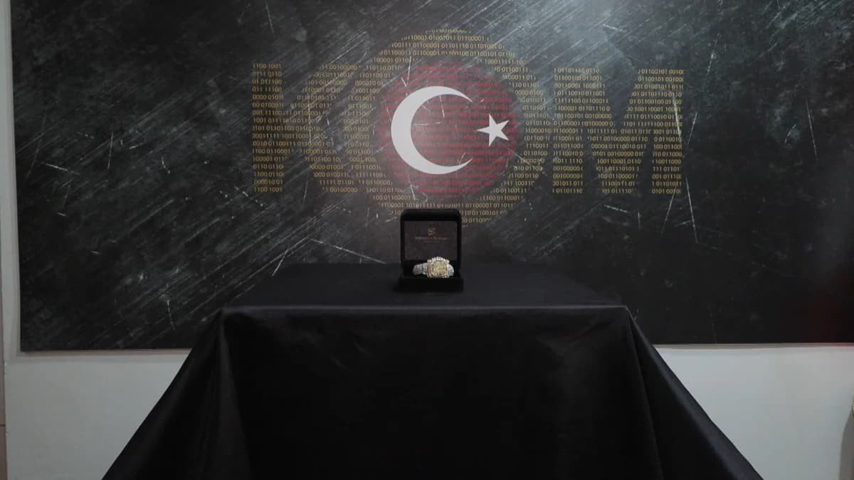 İstanbul’da Kaçak Yolla Getirilen 80 Karatlık Pırlanta Emniyette Sergilendi