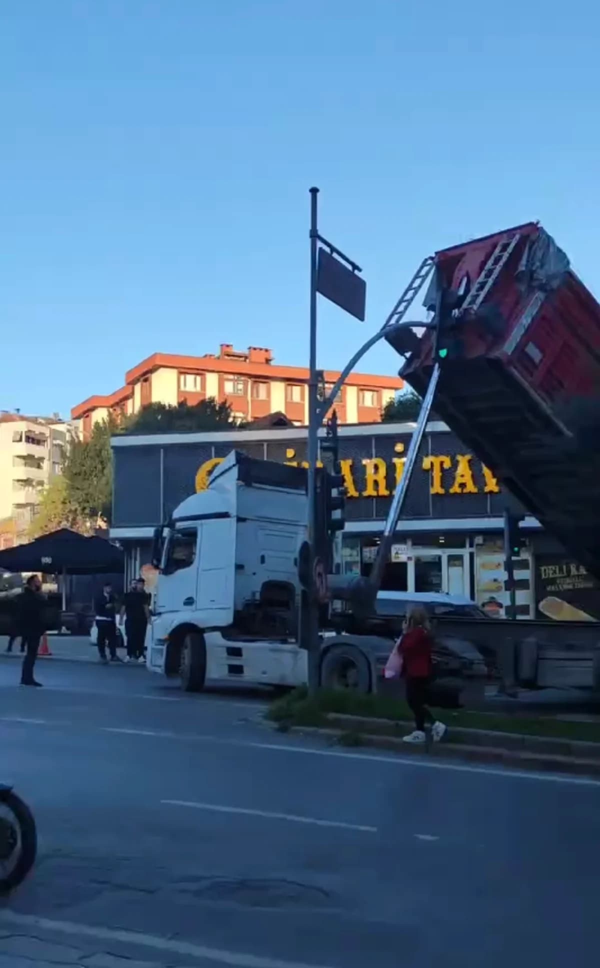 Pendik’te Hafriyat Kamyonu Trafik Işıklarına Çarptı