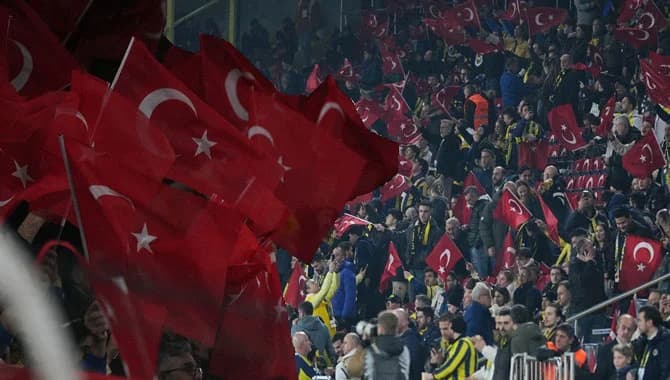 Fenerbahçe – Aston Villa maçından notlar: Tribünlerde dev Türk bayrakları