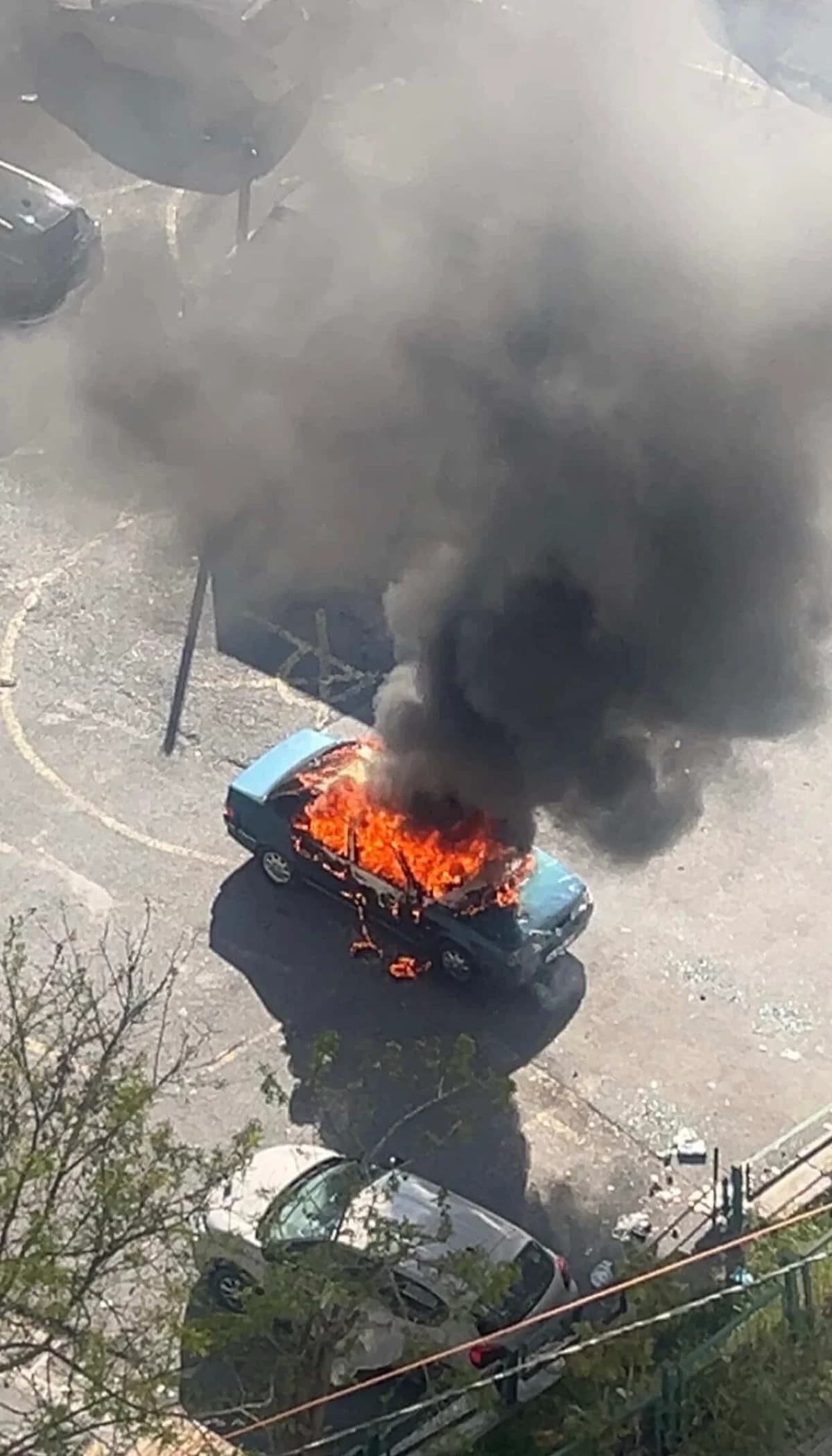 Kağıthane’de Park Halindeki Otomobil Alevlere Teslim Oldu: Kundaklama Şüphesi Araştırılıyor