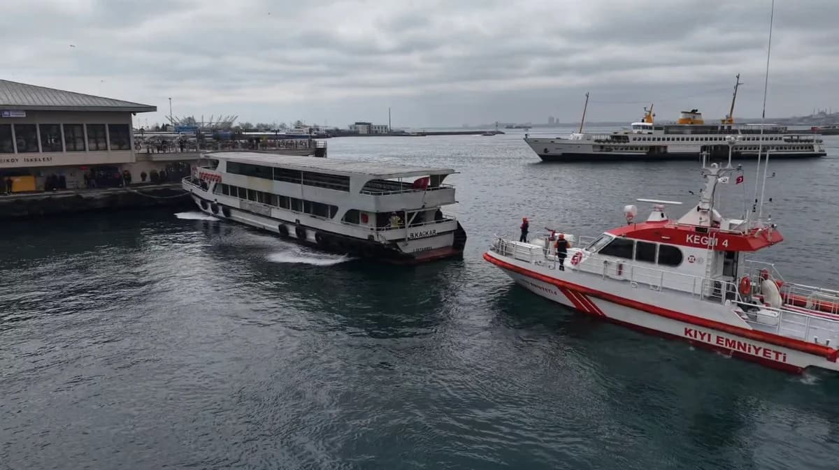 Kadıköy İskelesi’nde Yolcu Teknesi Yangını Kontrol Altına Alındı
