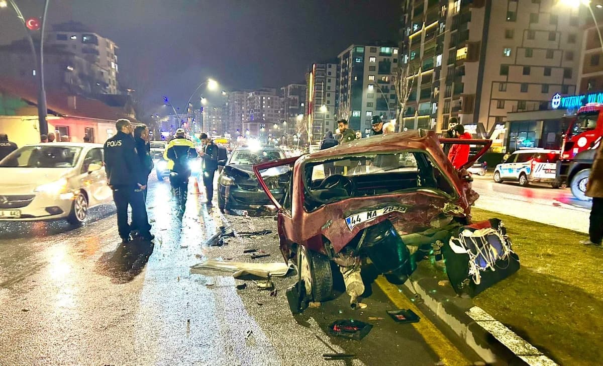 Malatya’da İki Araç Çarpıştı: 3 Yaralı
