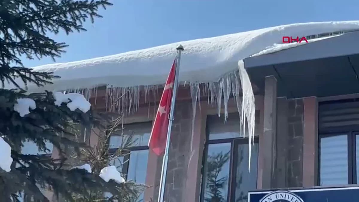 Ardahan’da Binalardan Sarkan Buz Kütleleri Temizleniyor
