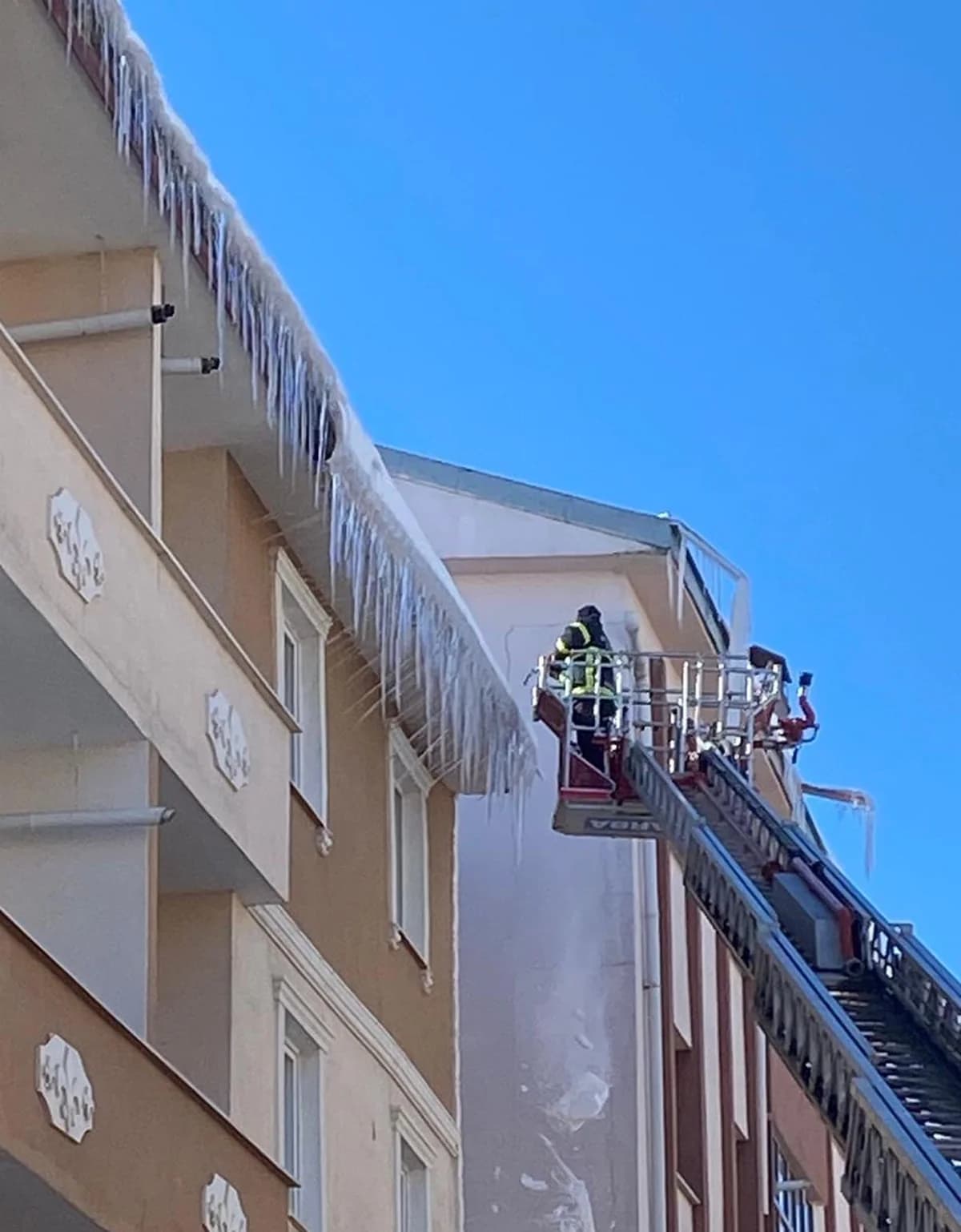 Kars’ta Soğuk Havaların Getirdiği Buz Tehlikesi