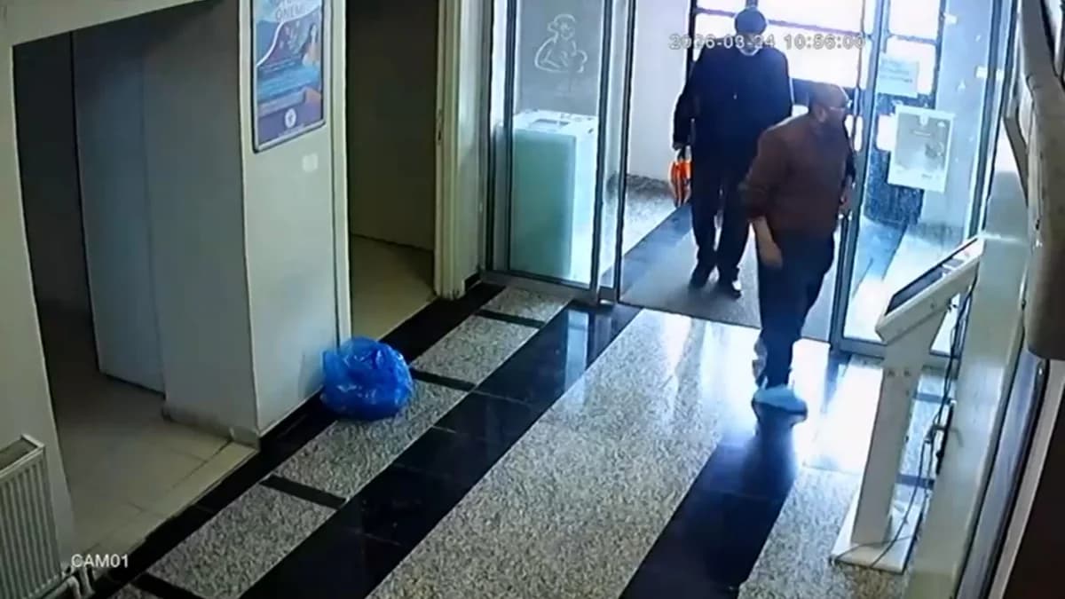Sağlık Merkezine Saygıyla Girdi: Çamurlu Çizmelerini Çıkarıp Galoş Giydi