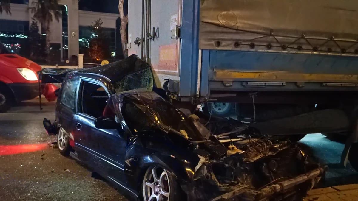 Bursa’da Otomobil TIR’ın Altına Girdi: 1 Kişi Ağır Yaralandı