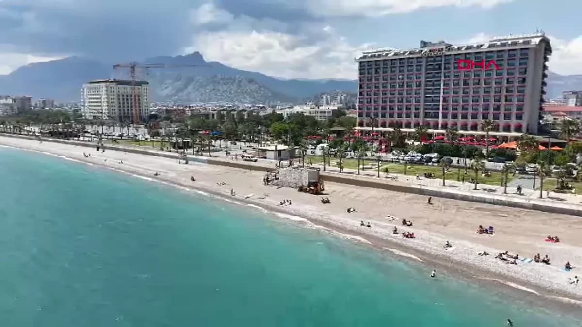 Dünyaca Ünlü Konyaaltı Sahili’nde İş Makineleriyle Çalışmalar Tepki Çekti: Ekolojik ve Güvenlik Riskleri Endişe Veriyor